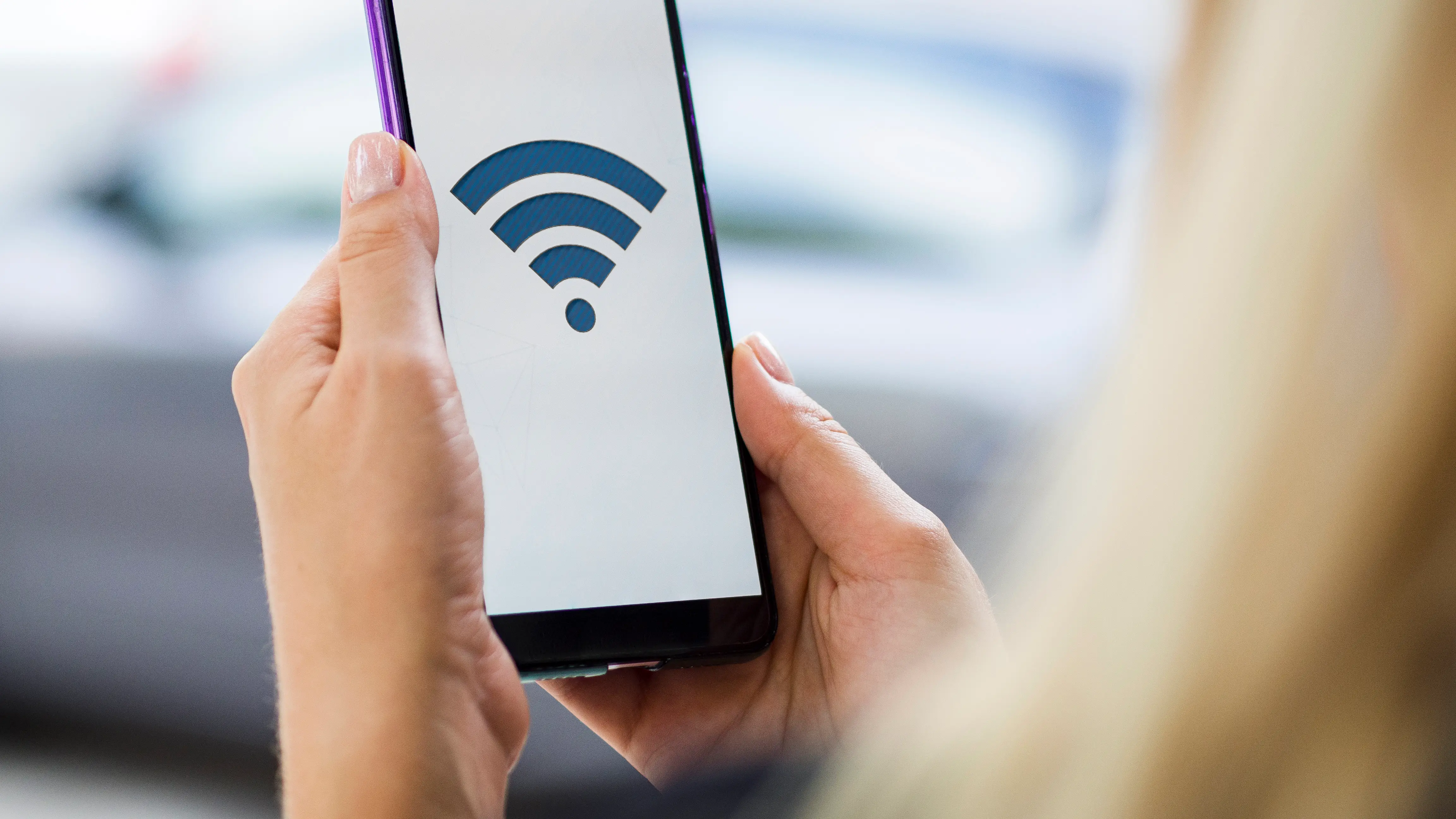 Una mujer con wifi en casa Una mujer con wifi en casa