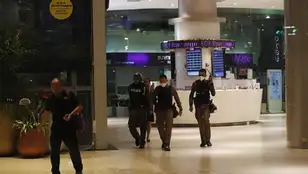 Policía tailandesa en el centro comercial en el que tuvo lugar el tiroteo