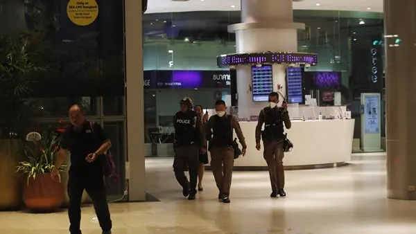 Polic&iacute;a tailandesa en el centro comercial en el que tuvo lugar el tiroteo