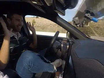 Un redactor de Antena 3 Noticias conduciendo el coche semiautomático Un redactor de Antena 3 Noticias conduciendo el coche semiautomático