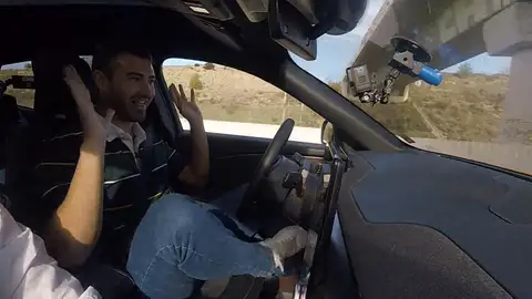 Un redactor de Antena 3 Noticias conduciendo el coche semiautomático Un redactor de Antena 3 Noticias conduciendo el coche semiautomático