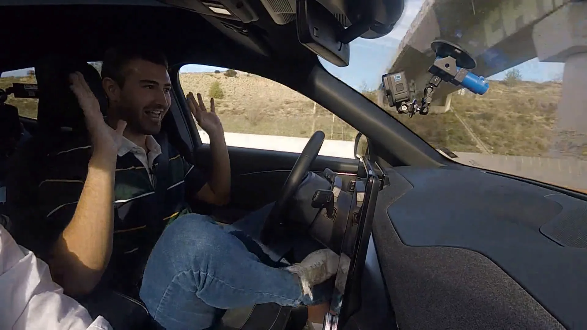 Un redactor de Antena 3 Noticias conduciendo el coche semiautomático Un redactor de Antena 3 Noticias conduciendo el coche semiautomático