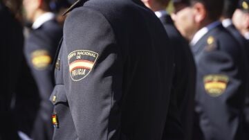 Un agente de policía durante la celebración del patrón de la Policía nacional