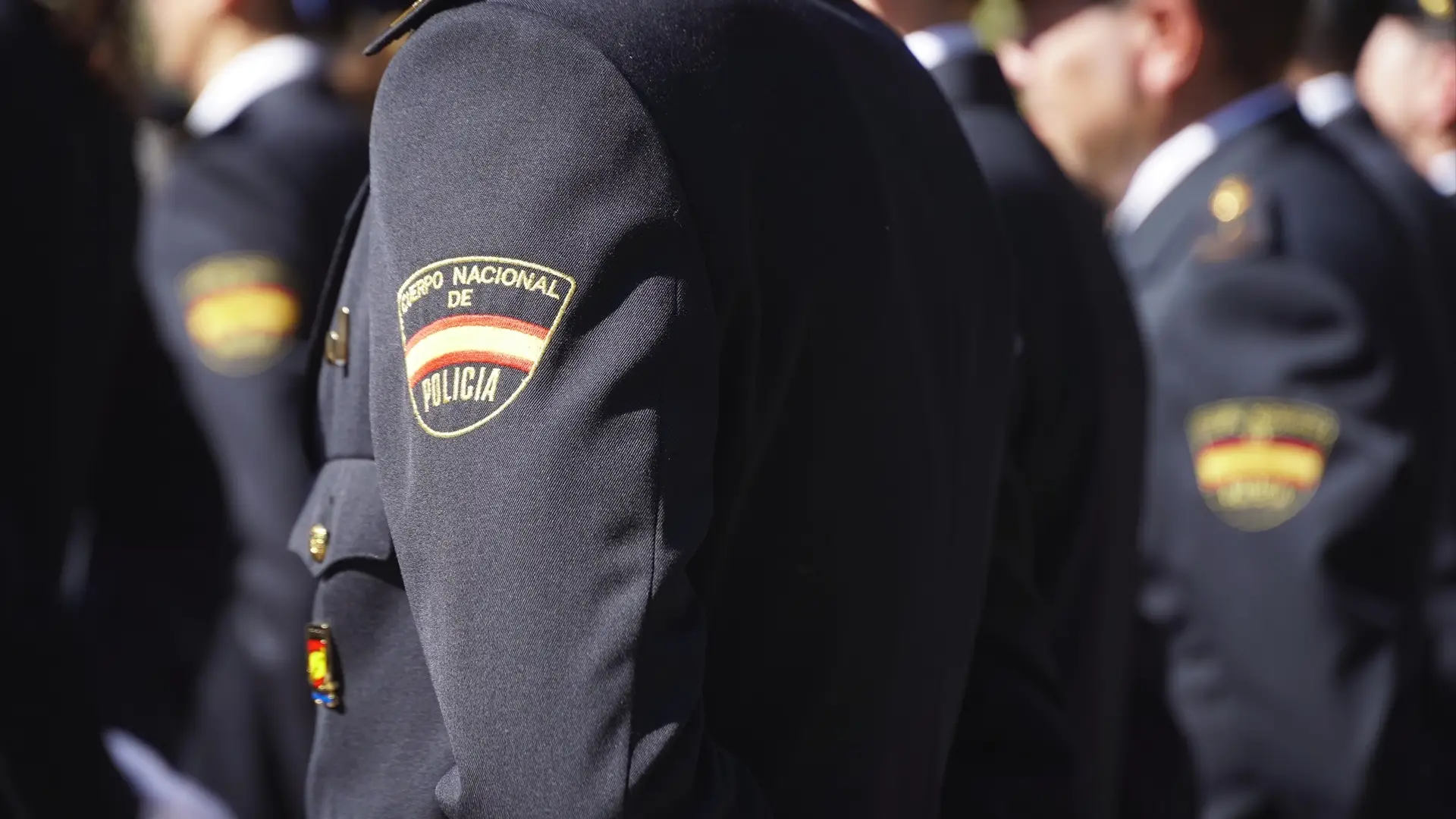 Un agente de policía durante la celebración del patrón de la Policía nacional Un agente de policía durante la celebración del patrón de la Policía nacional