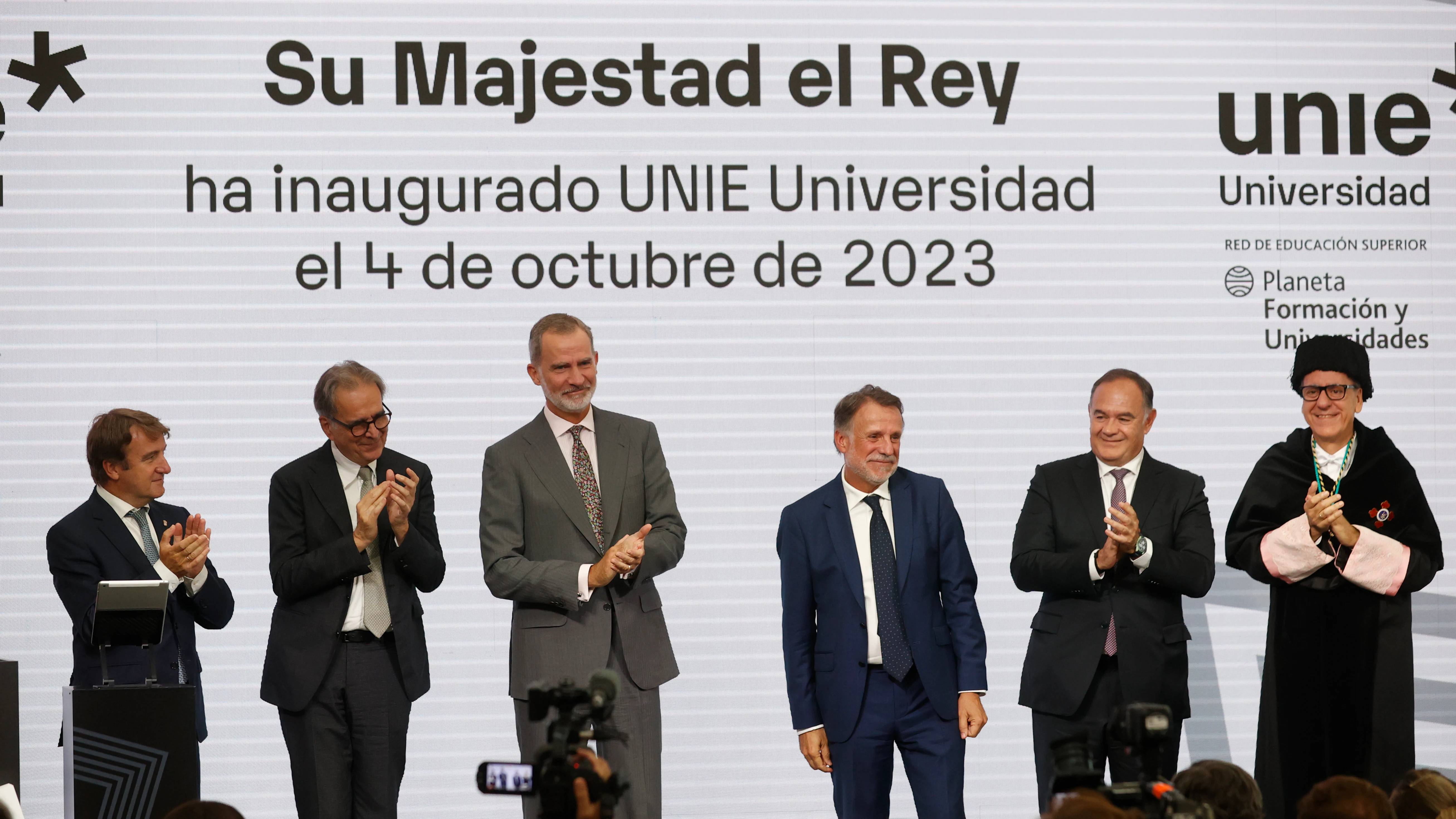 El rey Felipe VI, acompa&ntilde;ado por el ministro de Universidades en funciones, Joan Subirats, y el presidente del Grupo Planeta, Jos&eacute; Creuheras