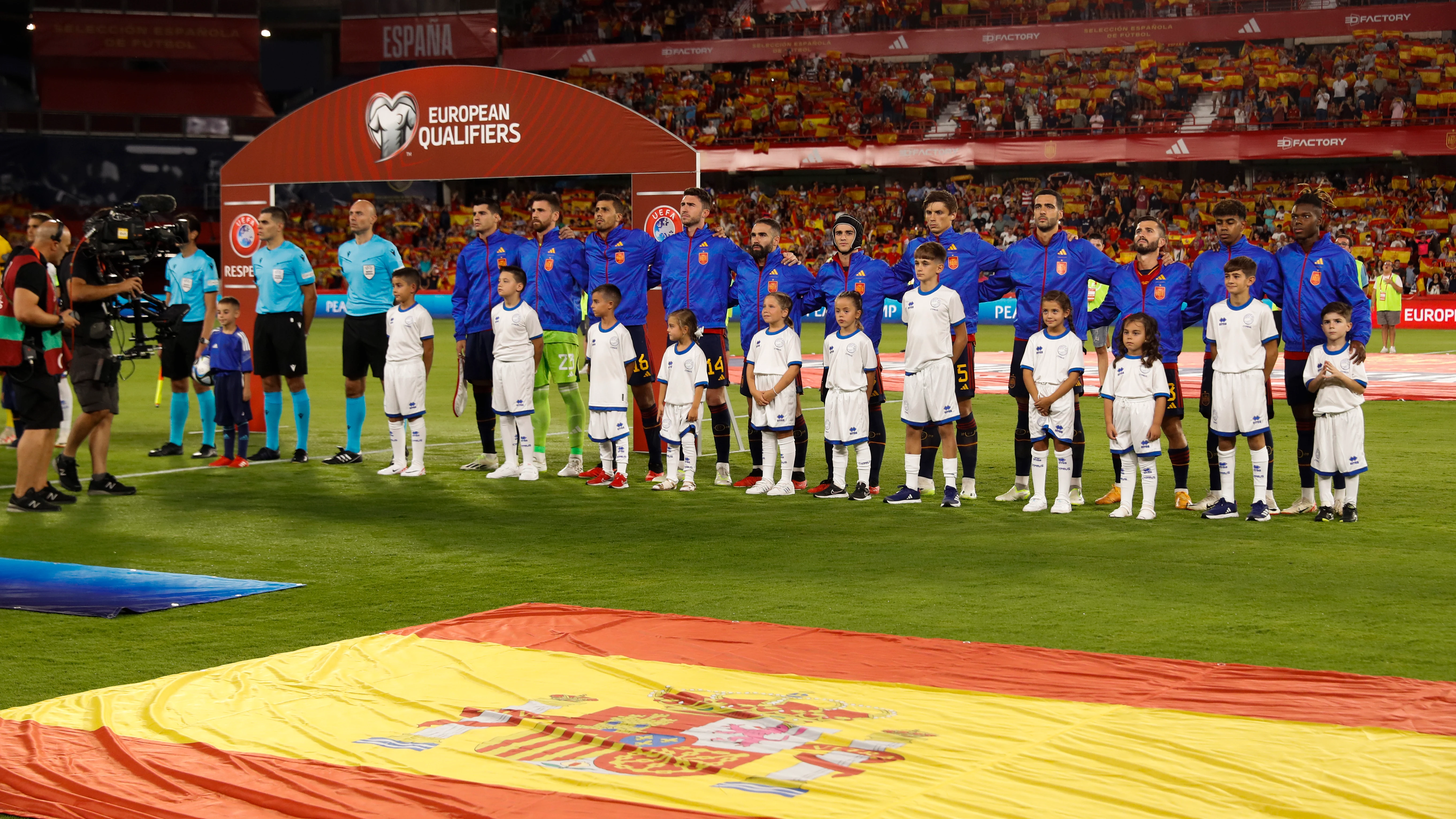 Los jugadores de la selecci&oacute;n espa&ntilde;ola escuchan el himno nacional antes de un partido