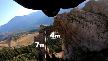 Javier Centeno cruza volando el Arco de Piedrafita