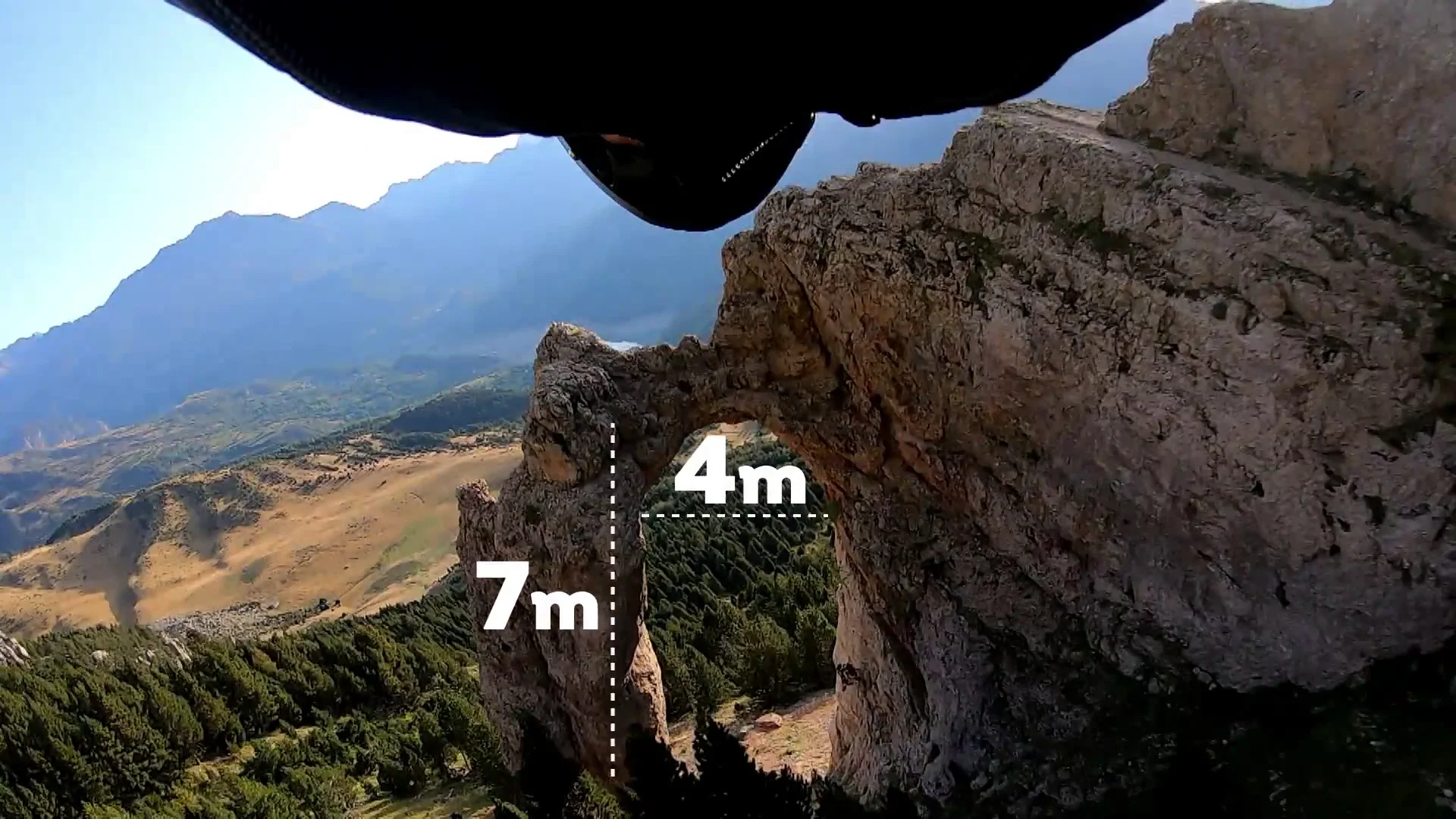 Javier Centeno cruza volando el Arco de Piedrafita