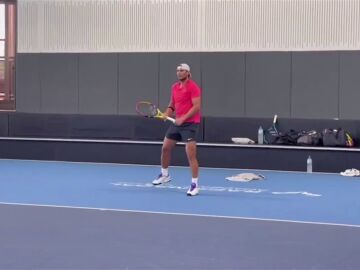 Rafa Nadal entrenando en una pista de su Academia en Manacor