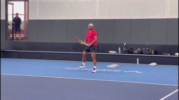 Rafa Nadal entrenando en una pista de su Academia en Manacor