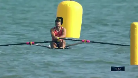 Adrián Miramón remando en el mar Adrián Miramón remando en el mar