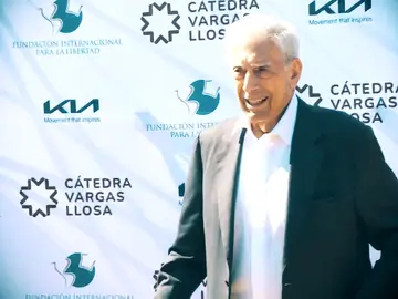 El dardo a Isabel Preysler en la presentación del nuevo libro de Vargas Llosa: "Por primera vez no he encontrado ninguna errata" El dardo a Isabel Preysler en la presentación del nuevo libro de Vargas Llosa: "Por primera vez no he encontrado ninguna errata"