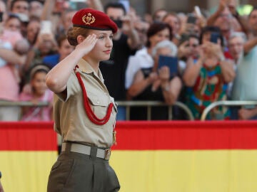 Leonor participa con los cadetes de la Academia General Militar de Zaragoza en la ofrenda a la Virgen del Pilar en Zaragoza