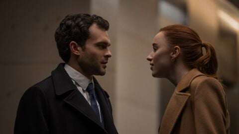 Phoebe Dynevor y Alden Ehrenreich en Juego Limpio