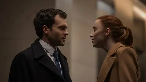Phoebe Dynevor y Alden Ehrenreich en Juego Limpio Phoebe Dynevor y Alden Ehrenreich en Juego Limpio