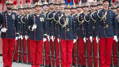 La princesa de Asturias, Leonor de Borbón, desfila antes de jurar bandera con el resto de los cadetes de su curso La princesa de Asturias, Leonor de Borbón, desfila antes de jurar bandera con el resto de los cadetes de su curso