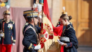 La princesa de Asturias, Leonor de Borb&oacute;n, jura bandera en una ceremonia oficial celebrada en la Academia Militar de Zaragoza este s&aacute;bado presidida por su padre, el rey Felipe VI, y junto al resto de los cadetes de su curso.
