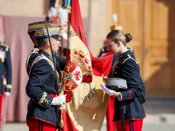 La princesa de Asturias, Leonor de Borbón, jura bandera en una ceremonia oficial celebrada en la Academia Militar de Zaragoza este sábado presidida por su padre, el rey Felipe VI, y junto al resto de los cadetes de su curso. La princesa de Asturias, Leonor de Borbón, jura bandera en una ceremonia oficial celebrada en la Academia Militar de Zaragoza este sábado presidida por su padre, el rey Felipe VI, y junto al resto de los cadetes de su curso.