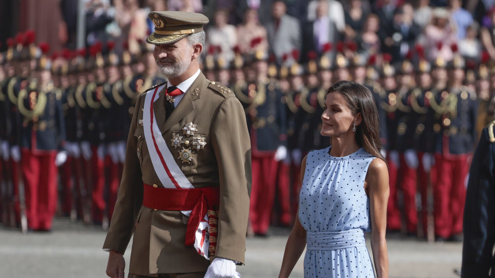 Los reyes Felipe y Letizia, emocionados en la jura de bandera de Leonor: Sus gestos llenos de orgullo