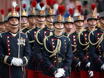 La princesa de Asturias, Leonor de Borbón, desfila antes de jurar bandera con el resto de los cadetes de su curso en una ceremonia oficial celebrada en la Academia Militar de Zaragoza este sábado y presidida por su padre, el rey Felipe VI. 