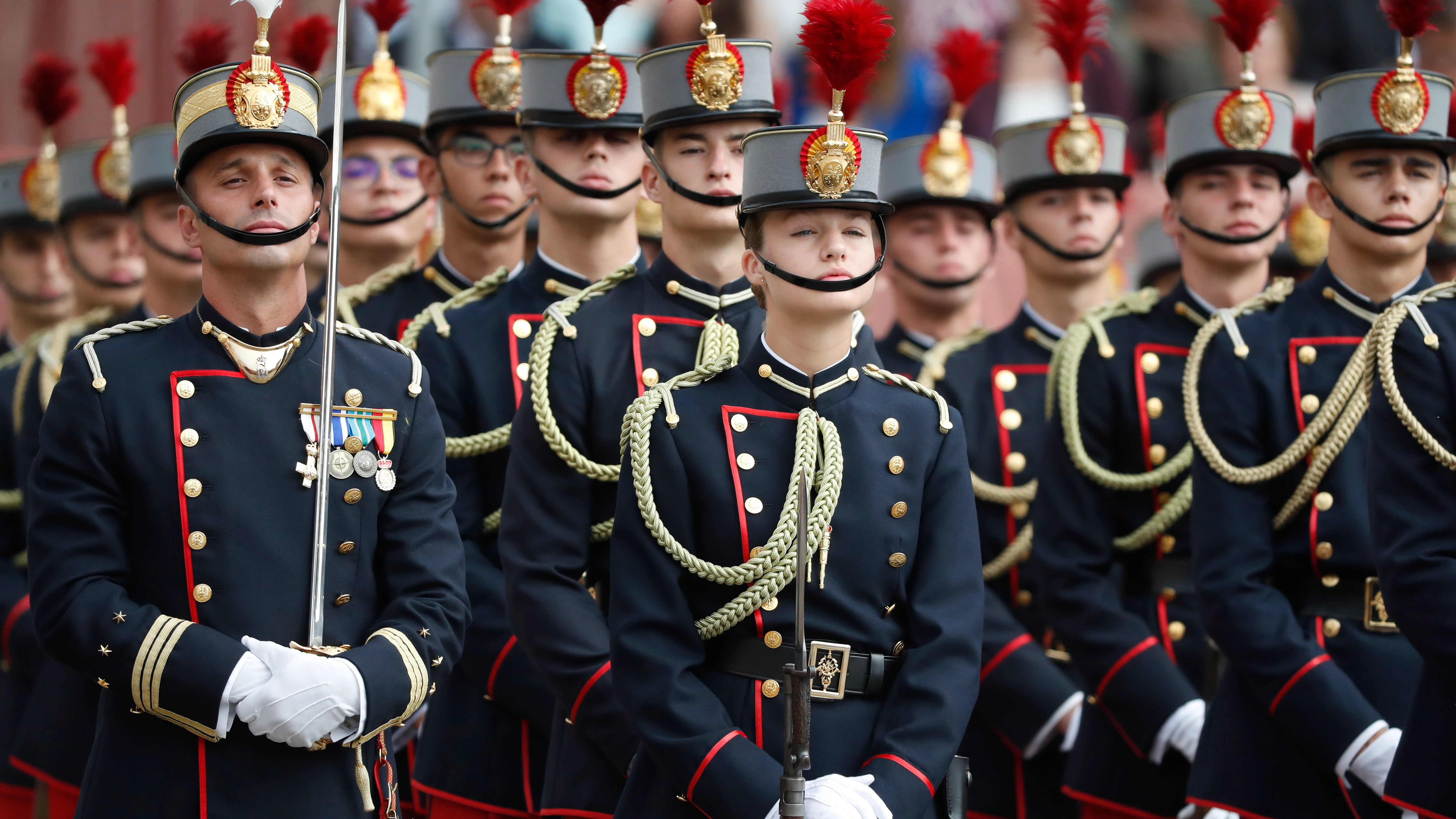 La princesa de Asturias, Leonor de Borb&oacute;n, desfila antes de jurar bandera con el resto de los cadetes de su curso en una ceremonia oficial celebrada en la Academia Militar de Zaragoza este s&aacute;bado y presidida por su padre, el rey Felipe VI. 