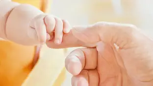 Un bebé y un abuelo Un bebé y un abuelo