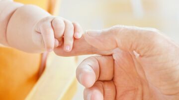 Un bebé y un abuelo