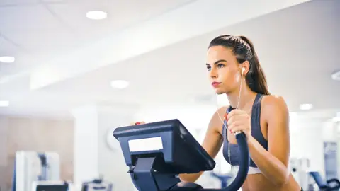 Mujer en el gimnasio Mujer en el gimnasio