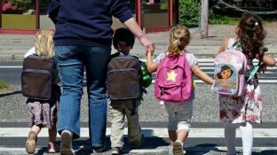 Ni&ntilde;os yendo al colegio