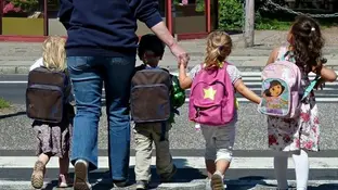 Niños yendo al colegio Niños yendo al colegio