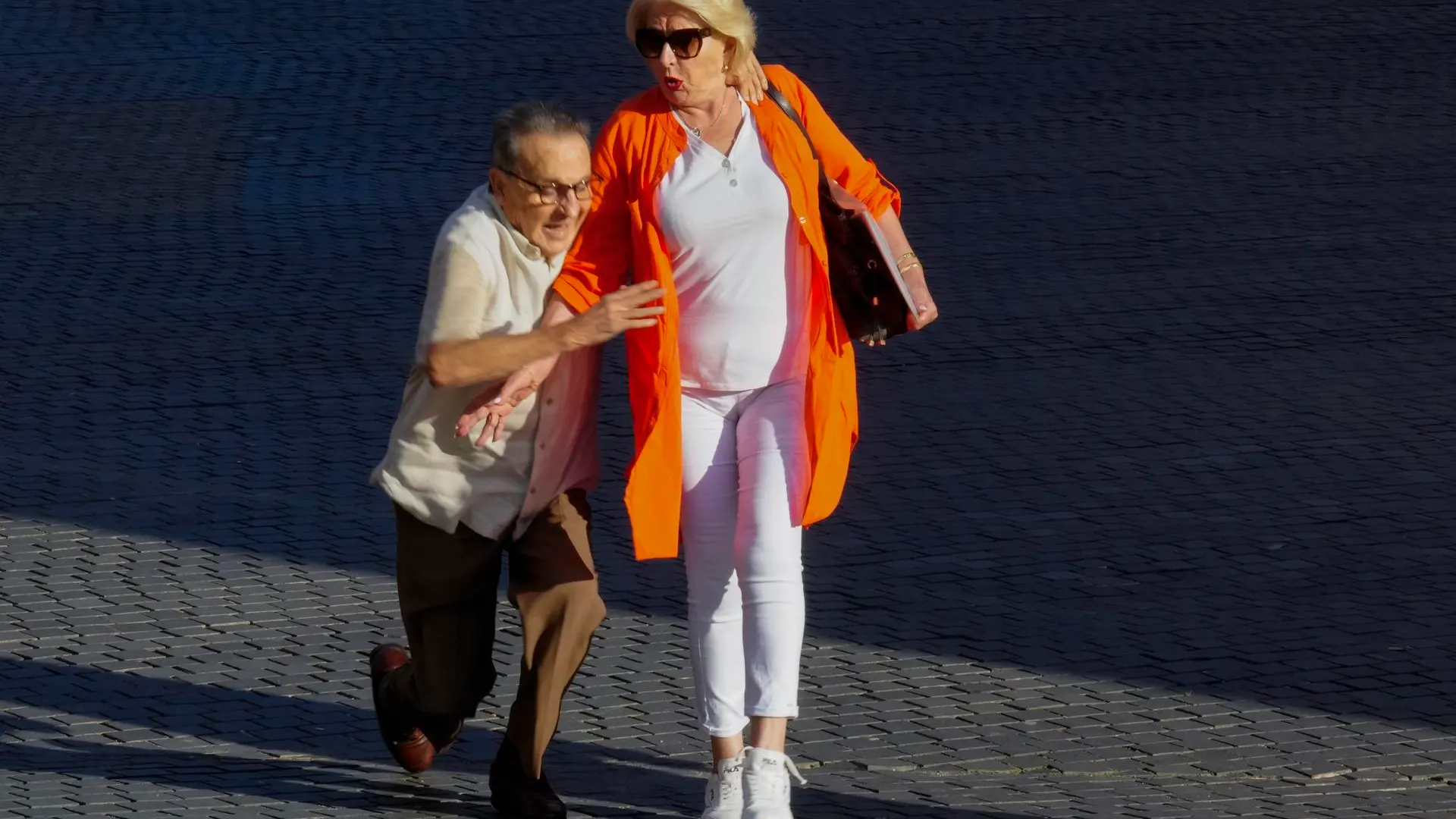 Negreira sufre una caída al llegar a los juzgados Negreira sufre una caída al llegar a los juzgados