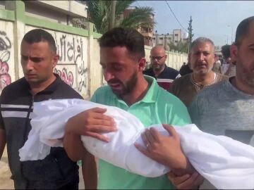 Un hombre despidiendo a su hijo
