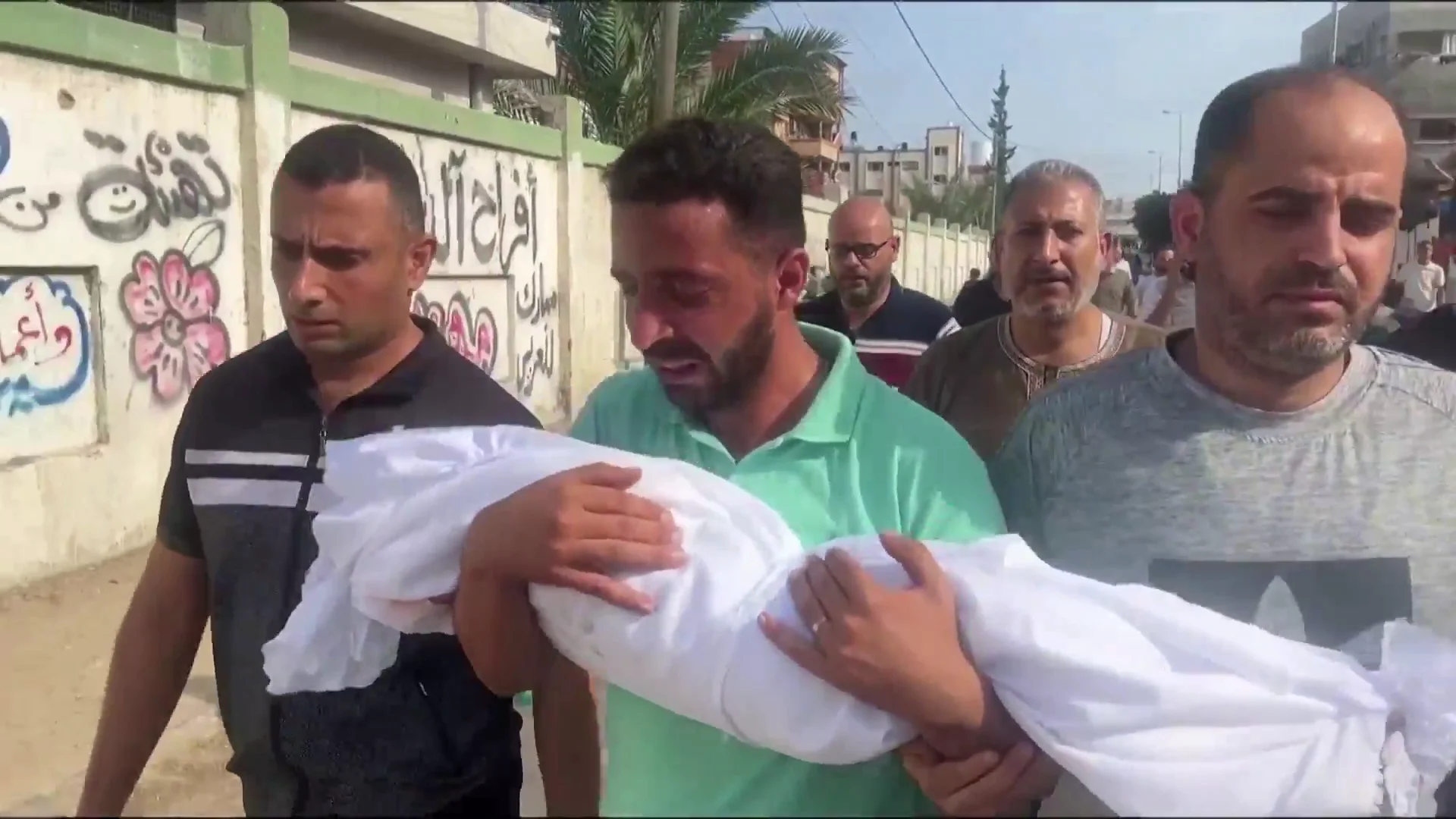 Un hombre despidiendo a su hijo