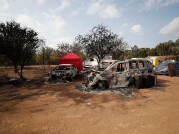 Imagen de varios coches quemados tras el ataque al festival