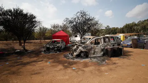Imagen de varios coches quemados tras el ataque al festival Imagen de varios coches quemados tras el ataque al festival