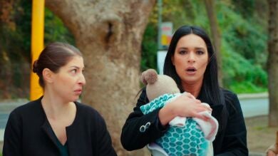 Zehra pierde a su hermano Halit Can en el parque… ¡lo cambia por otro bebé! 