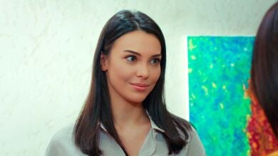 Şahika cree que Leyla se está insinuando a Halit y ella se defiende: “¡Cuide sus palabras”! 