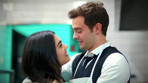 Ömer, sorprendido ante la proposición de Süsen: "Vamos a lavar los platos juntos" Ömer, sorprendido ante la proposición de Süsen: "Vamos a lavar los platos juntos"