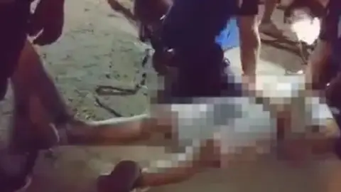 El hombre, siendo atendido tras el accidente El hombre, siendo atendido tras el accidente