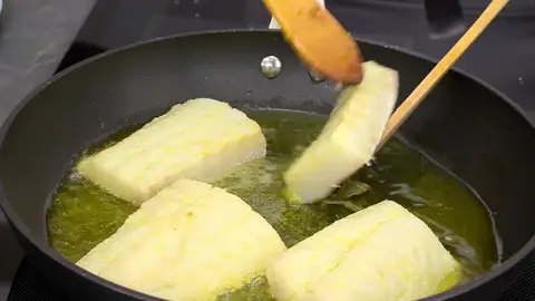 Añade los lomos de bacalao desalado enharinados Añade los lomos de bacalao desalado enharinados