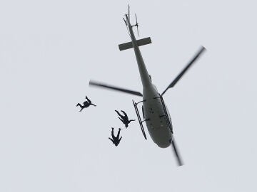 Imagen de archivo de tres personas saltando en paracaídas