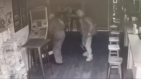 La Guardia Civil detiene a dos ladrones en serie que atracaron cuatro bares en Lugo La Guardia Civil detiene a dos ladrones en serie que atracaron cuatro bares en Lugo