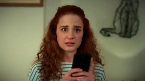 ¡Leyla descubre el vídeo del accidente que acabó con la vida de Kadir!, ¿se lo enseñará a los Eren? ¡Leyla descubre el vídeo del accidente que acabó con la vida de Kadir!, ¿se lo enseñará a los Eren?