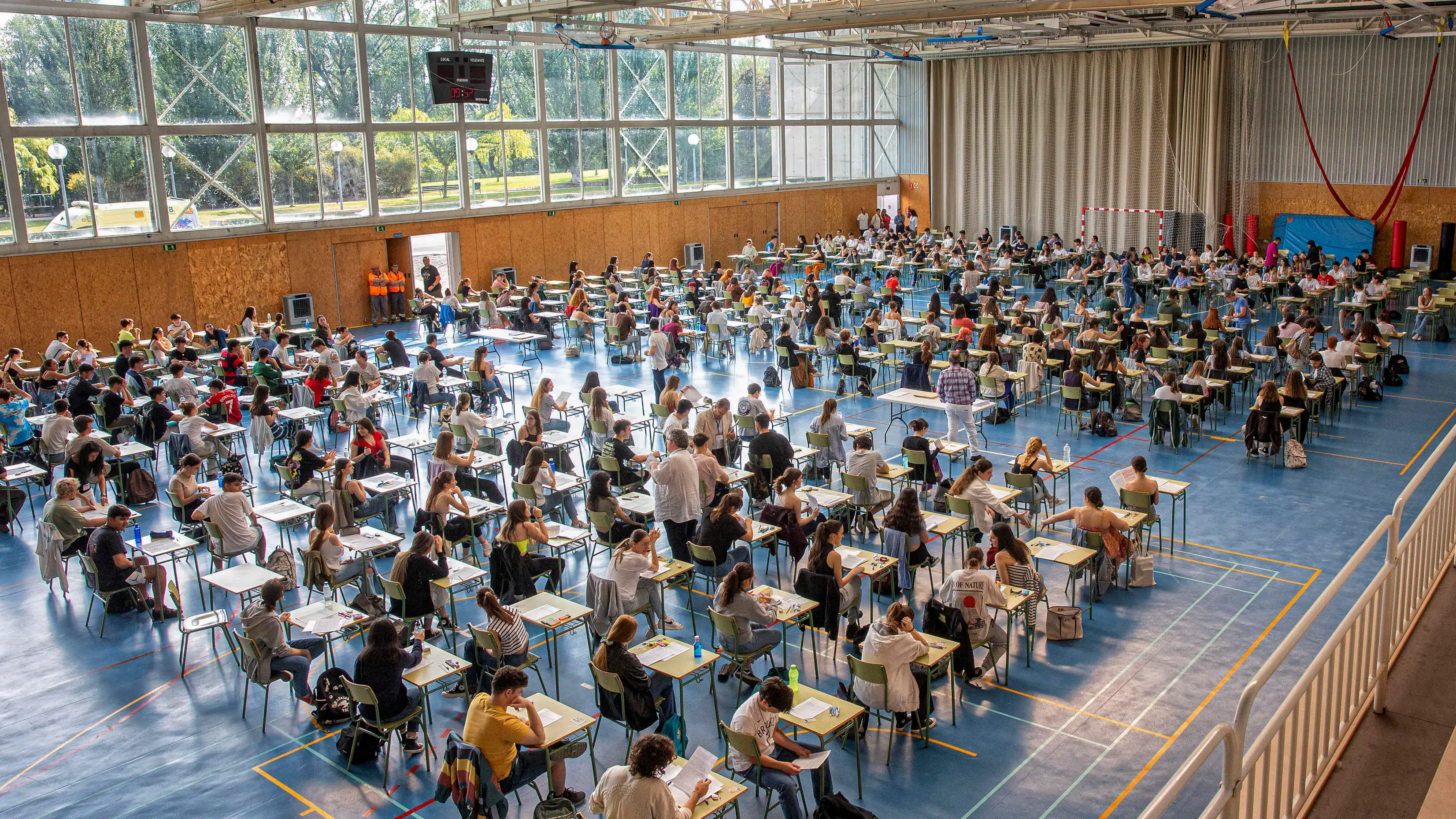 Imagen de archivo de estudiantes examin&aacute;ndose