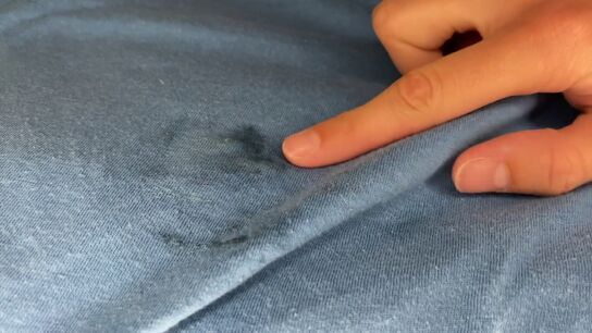 Trucos que funcionan para quitarte manchas de grasa de la ropa