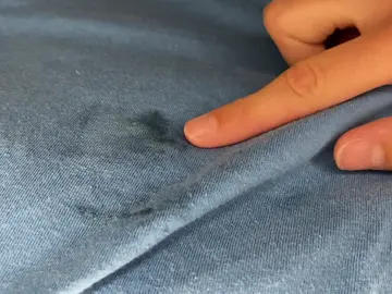 Trucos que funcionan para quitarte manchas de grasa de la ropa Trucos que funcionan para quitarte manchas de grasa de la ropa