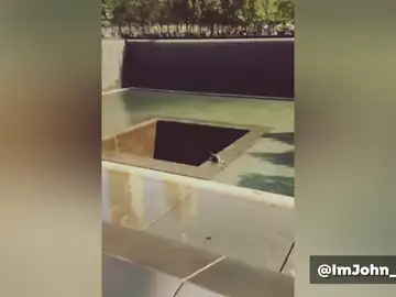 Un hombre se lanza al Memorial del 11S en Nueva York "por su padre" Un hombre se lanza al Memorial del 11S en Nueva York "por su padre"