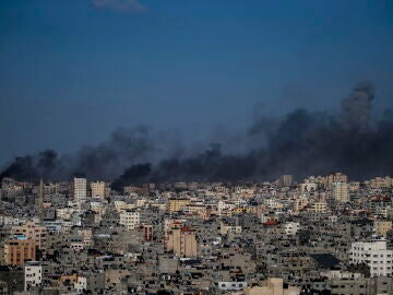 El humo se eleva desde el puerto de Gaza tras un ataque aéreo israelí