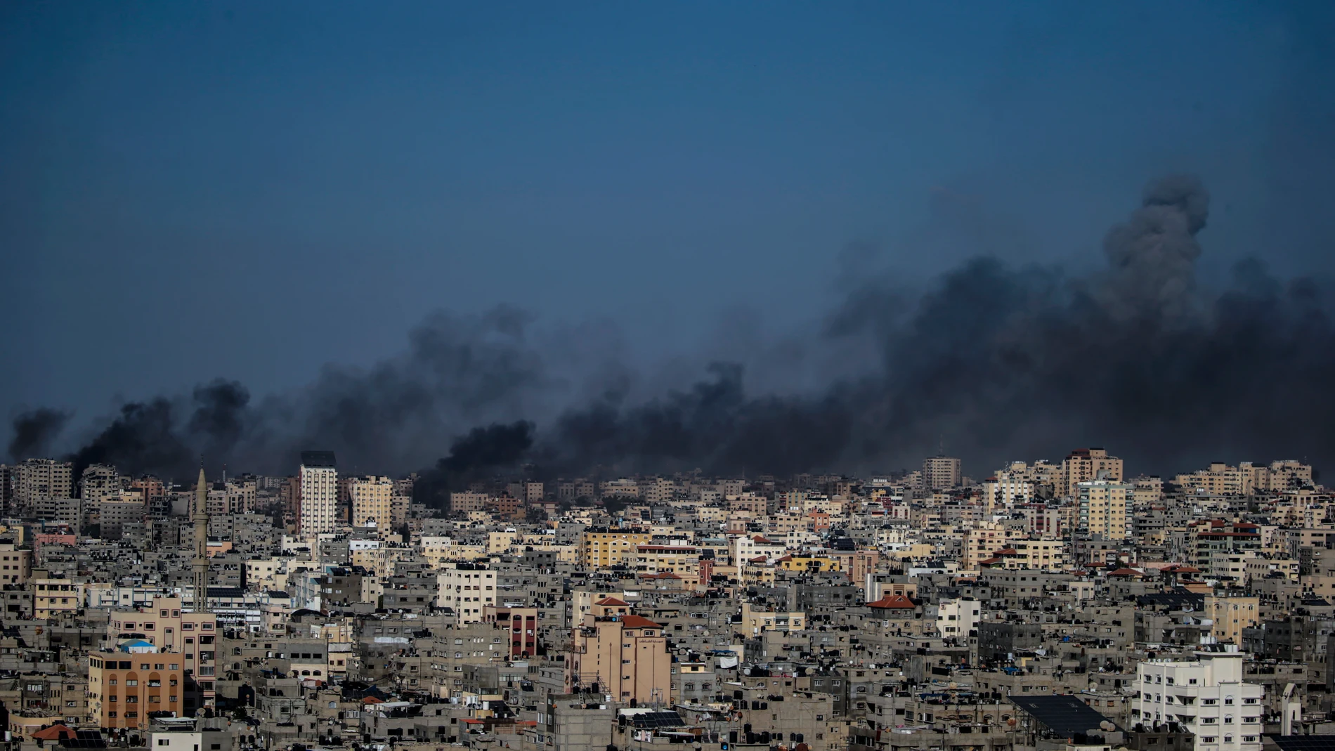 El humo se eleva desde el puerto de Gaza tras un ataque aéreo israelí