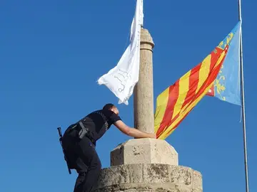 Imagen de la Policía retirando la bandera Imagen de la Policía retirando la bandera